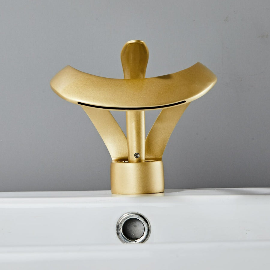 Moderní koupelnová baterie – zakřivený a elegantní design