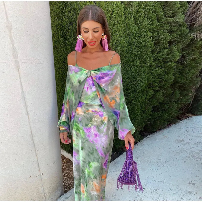 Ginette | Lång Elegant Klänning – Färggående Tryck Och Avklädda Axlar