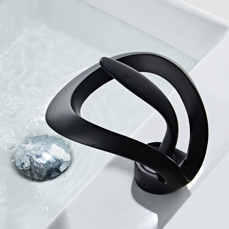 Moderní koupelnová baterie – zakřivený a elegantní design