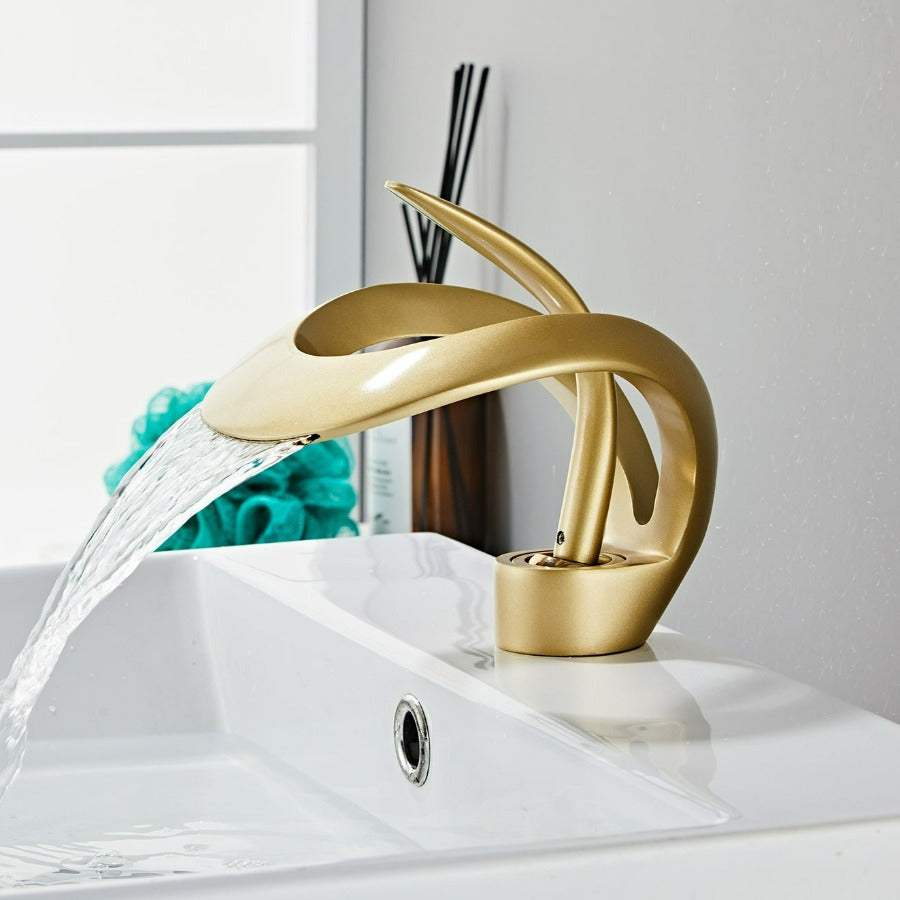 Moderní koupelnová baterie – zakřivený a elegantní design