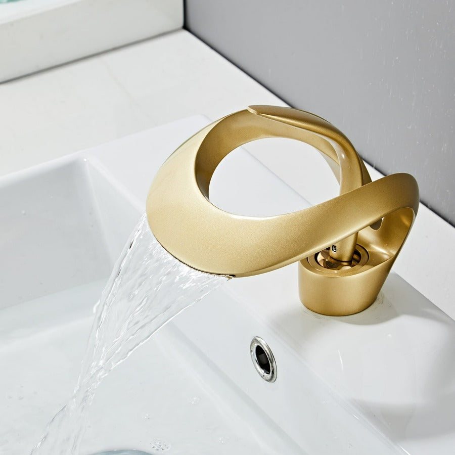 Moderní koupelnová baterie – zakřivený a elegantní design