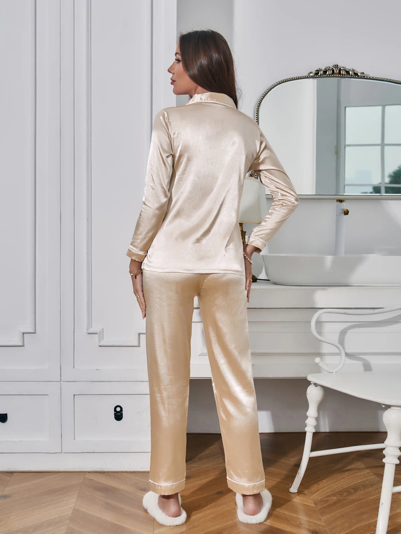 Sandra | Glänzender Pyjama – Nächtliche Eleganz und zarte Berührung 