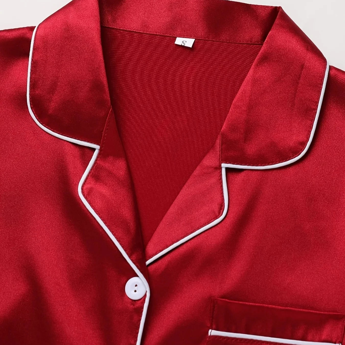 Sandra | Glänzender Pyjama – Nächtliche Eleganz und zarte Berührung 