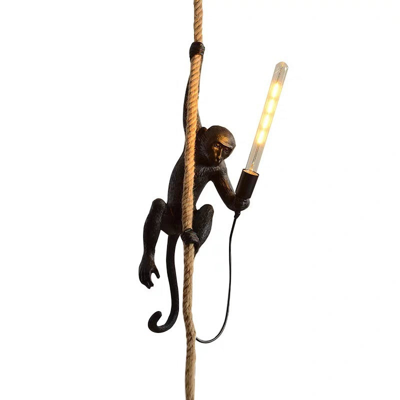 Závesná lampa opica s lanom – originálna a hravá dekorácia 