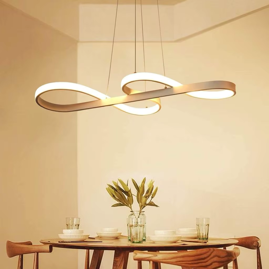 Nowoczesny żyrandol LED w kształcie pierścieni – elegancki i futurystyczny design 