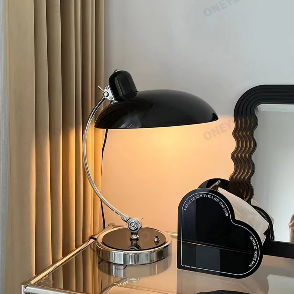 Moderna Skrivbordslampa – Elegant Stil Och Stabil Struktur 