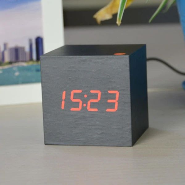 Kuution Digitaalikello – Minimalistinen Muotoilu Ja LED-näyttö 