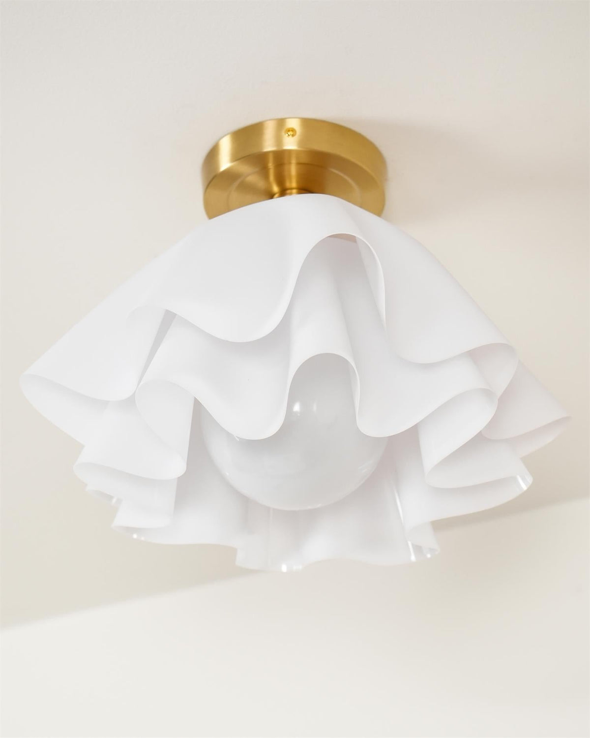 Modern Elegant Taklampa – Raffinerad Belysning Och Varm Atmosfär 