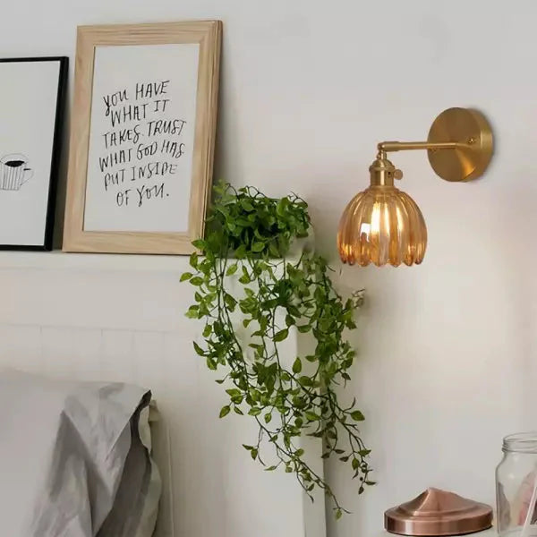 Nástěnná dekorativní lampa – květ v poupěti a romantická atmosféra 