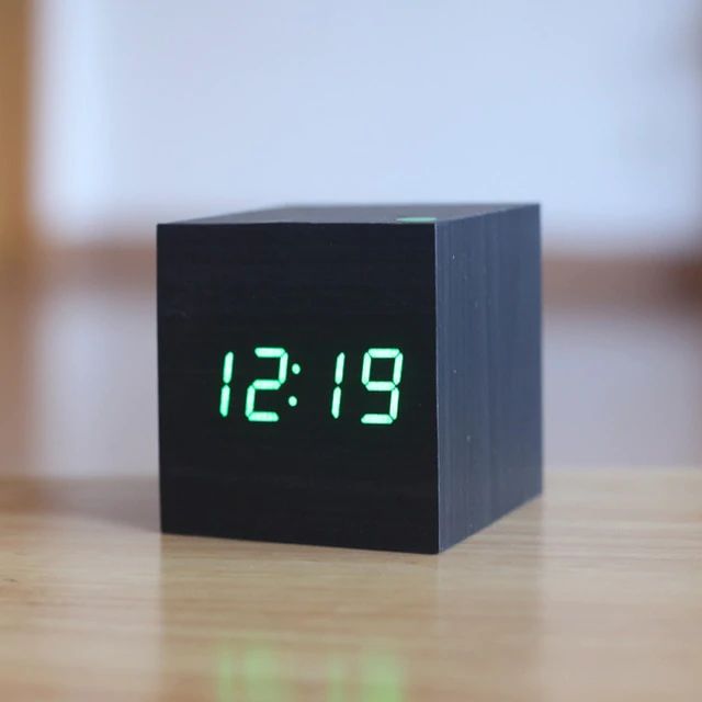 Kuution Digitaalikello – Minimalistinen Muotoilu Ja LED-näyttö 