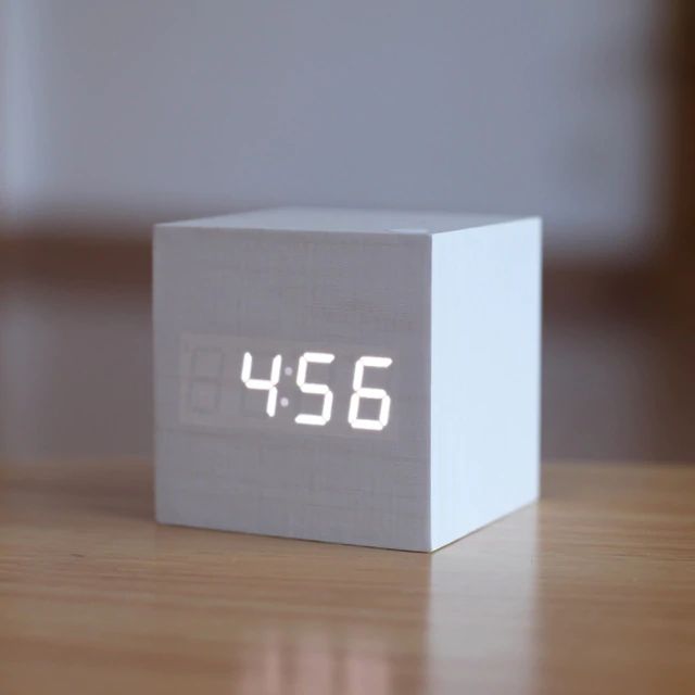 Kuution Digitaalikello – Minimalistinen Muotoilu Ja LED-näyttö 