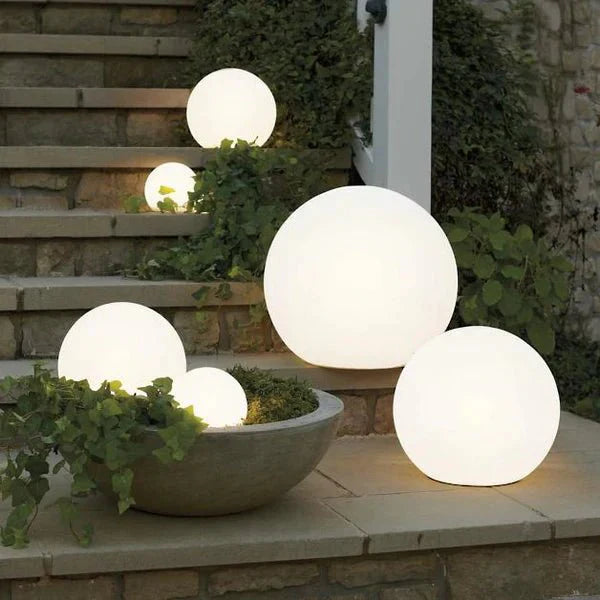 Lámpara Esférica Exterior Sin Cable – Iluminación Nómada y Elegante 