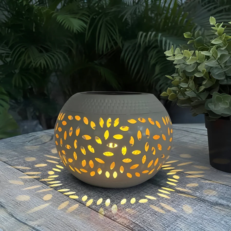 Solární zahradní lampa se světelným efektem