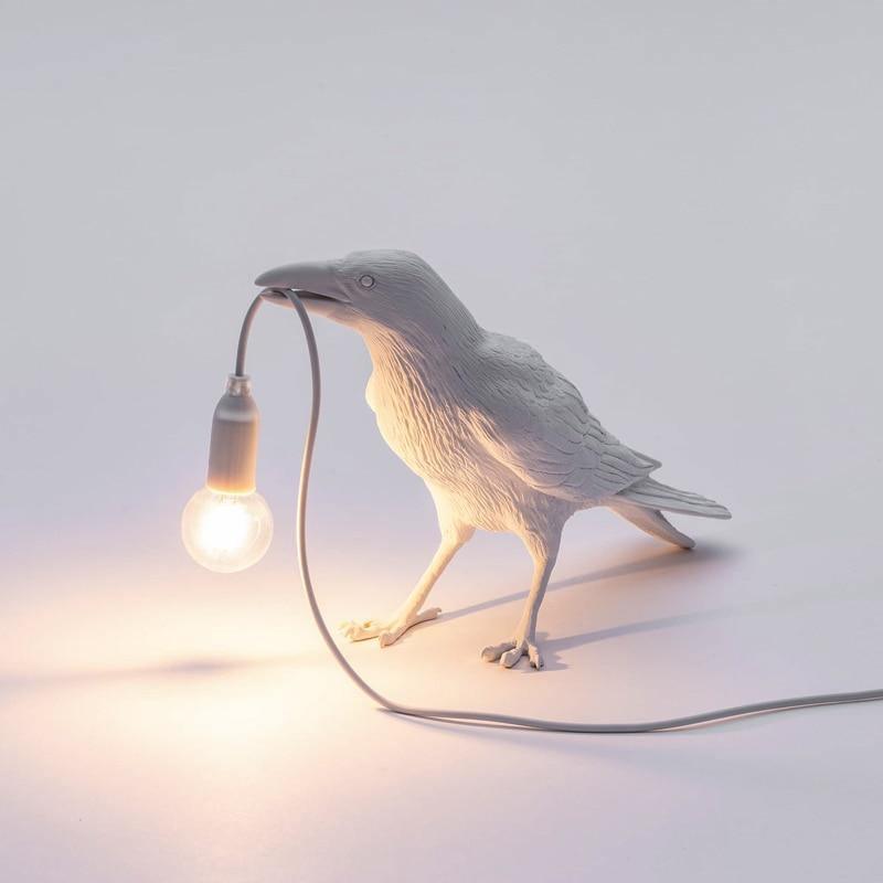 Dekorative Lampe — Krähe für eine mysteriöse Atmosphäre 