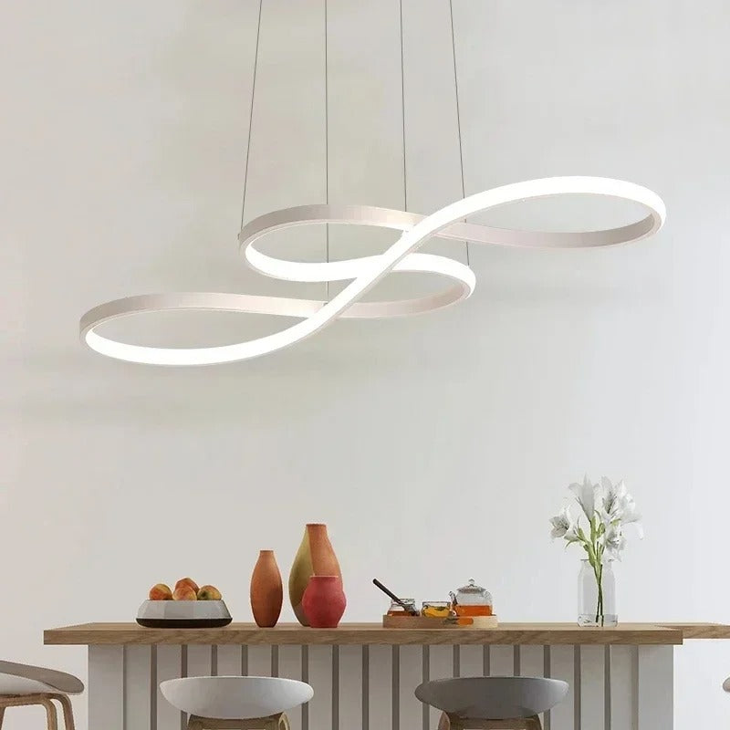 Nowoczesny żyrandol LED w kształcie pierścieni – elegancki i futurystyczny design 